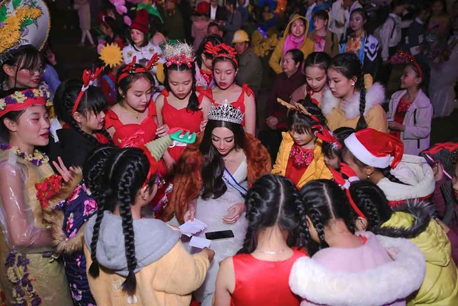 Diễm Trang khoe vòng 1 nóng bỏng, Lương Thuỳ Linh hoá công chúa tuyết đêm Noel - ảnh 11