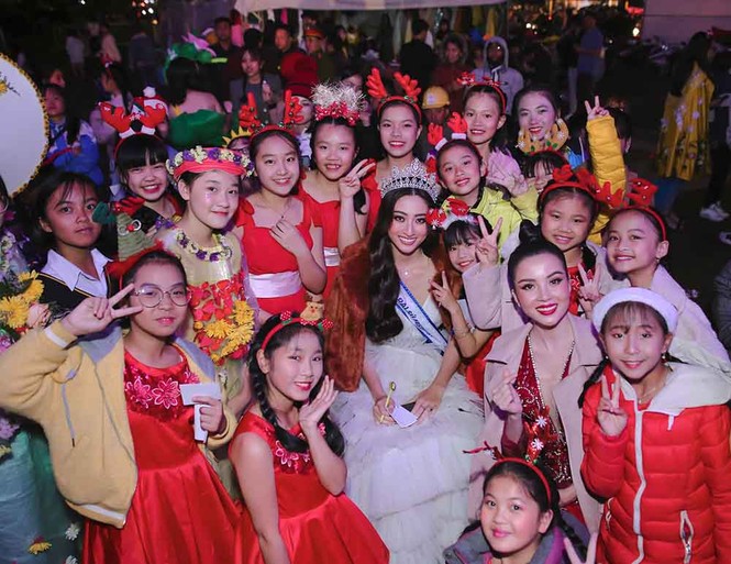 Diễm Trang khoe vòng 1 nóng bỏng, Lương Thuỳ Linh hoá công chúa tuyết đêm Noel - ảnh 12