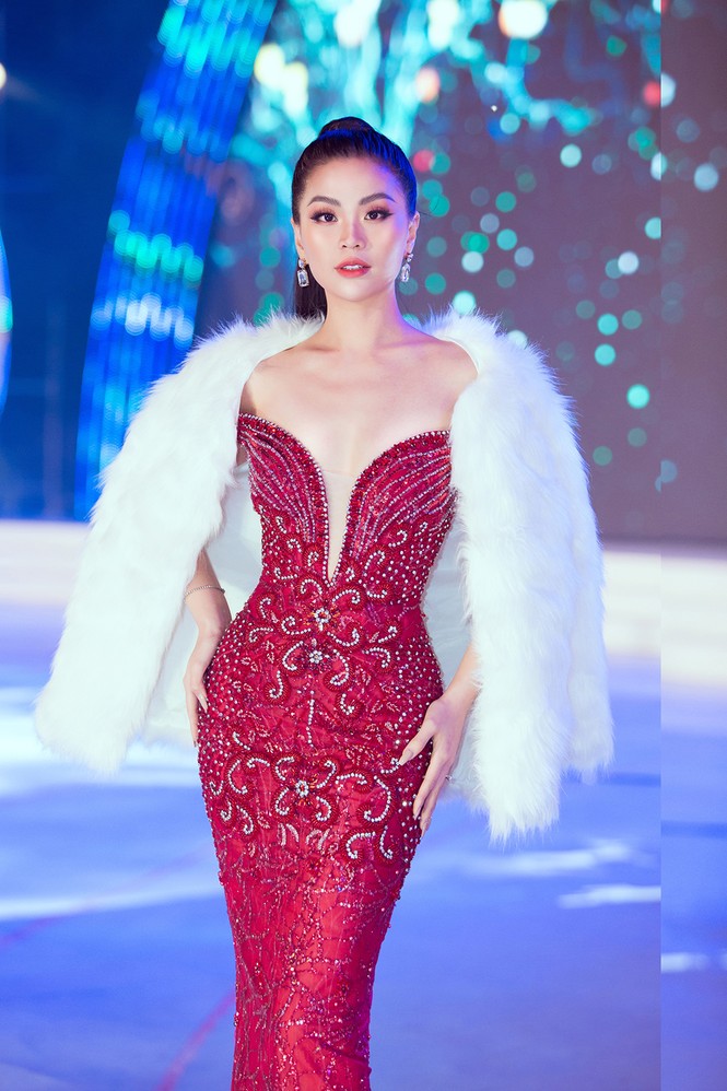 Diễm Trang khoe vòng 1 nóng bỏng, Lương Thuỳ Linh hoá công chúa tuyết đêm Noel - ảnh 4