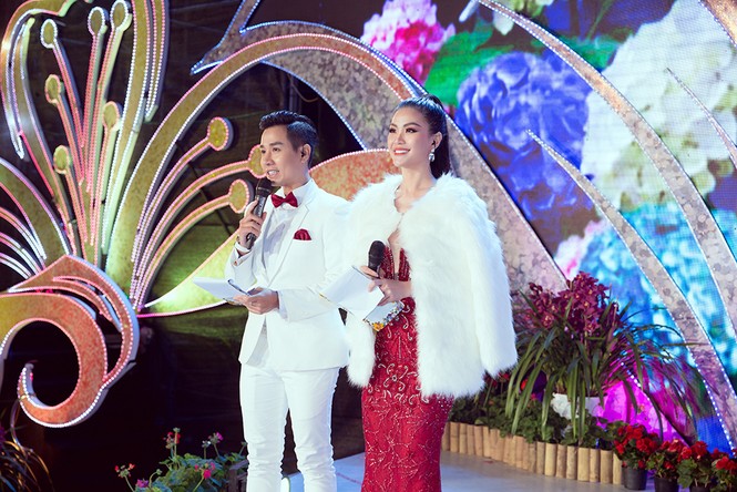Diễm Trang khoe vòng 1 nóng bỏng, Lương Thuỳ Linh hoá công chúa tuyết đêm Noel - ảnh 8