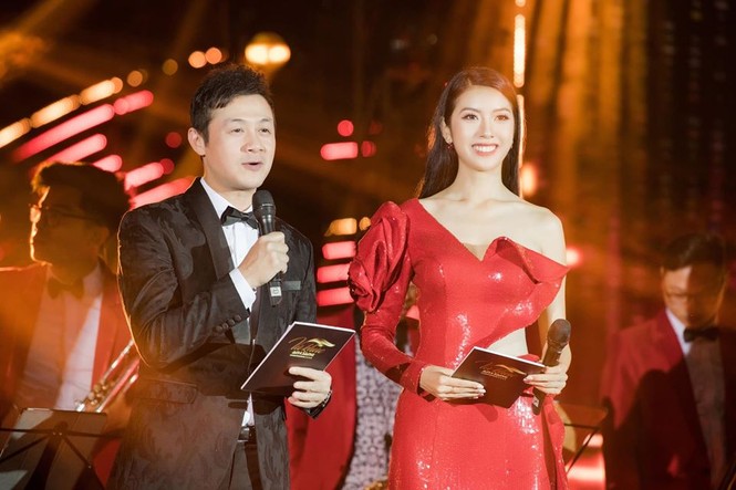 Hà Kiều Anh mặc sơ-mi giấu quần khoe dáng gợi cảm ngày đầu năm mới - ảnh 5