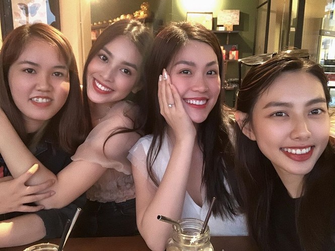 Hà Kiều Anh mặc sơ-mi giấu quần khoe dáng gợi cảm ngày đầu năm mới - ảnh 13