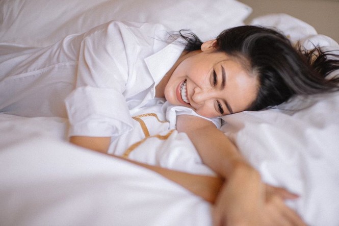 Hà Kiều Anh mặc sơ-mi giấu quần khoe dáng gợi cảm ngày đầu năm mới - ảnh 4
