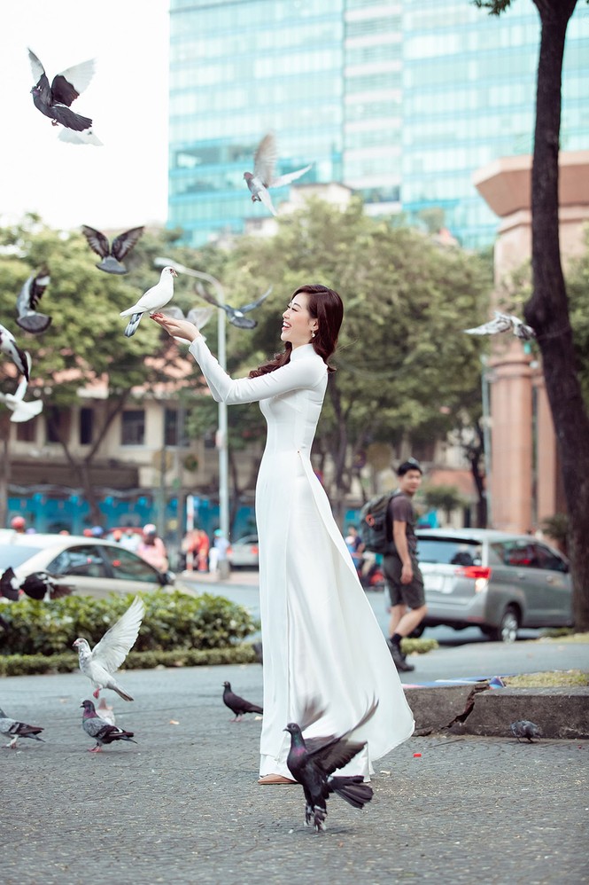 Hoa hậu Khánh Vân diện áo dài trắng, khoe dáng quyến rũ trên phố Xuân - ảnh 12