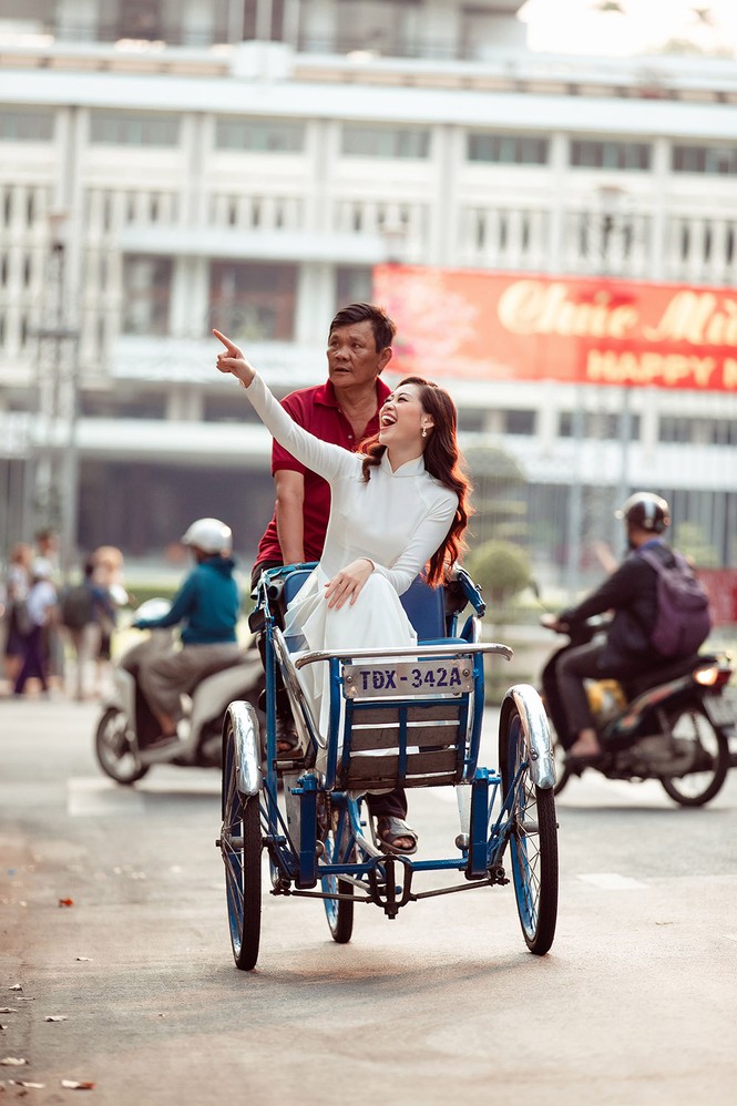 Hoa hậu Khánh Vân diện áo dài trắng, khoe dáng quyến rũ trên phố Xuân - ảnh 3
