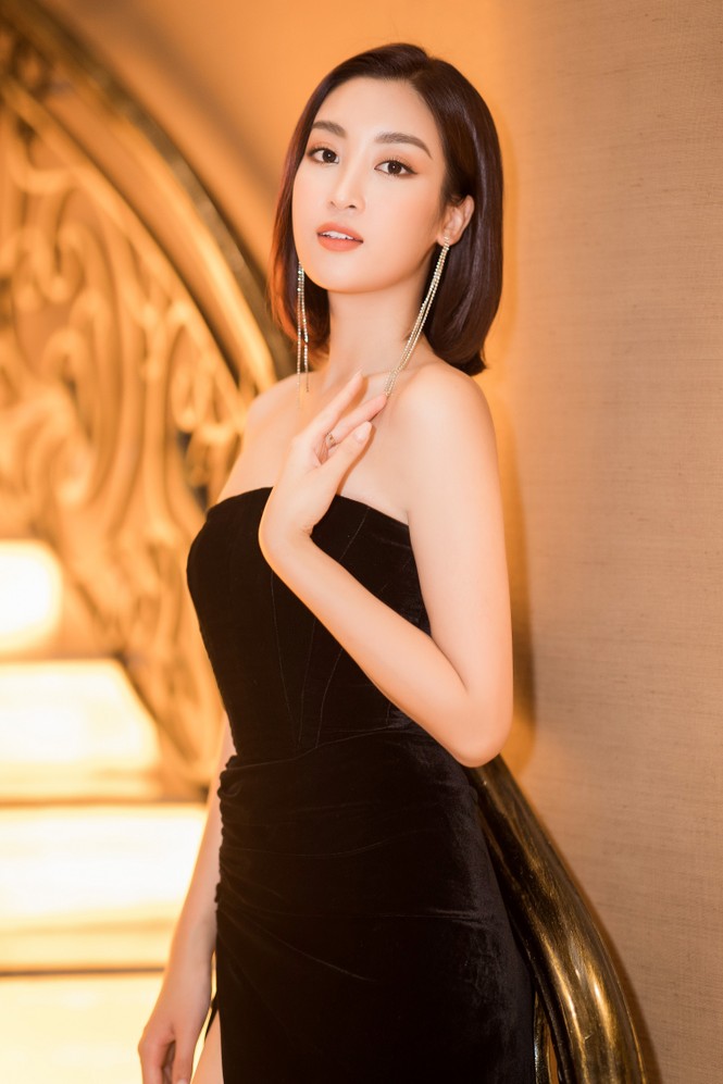 Mai Phương Thuý diện váy cúp ngực sexy, đọ sắc hai đàn em Tiểu Vy, Đỗ Mỹ Linh - ảnh 1