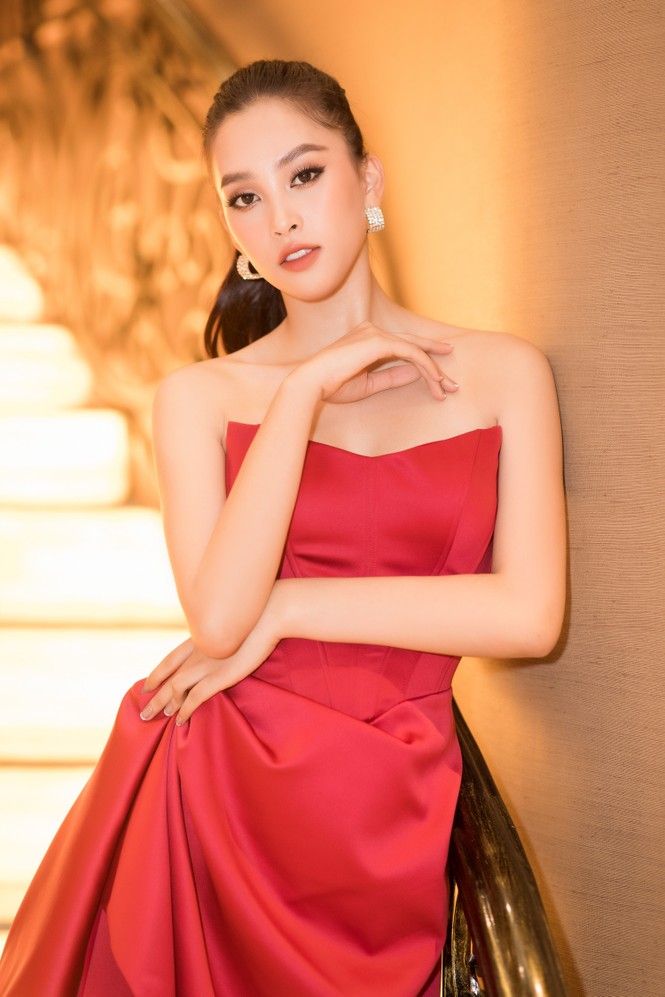 Mai Phương Thuý diện váy cúp ngực sexy, đọ sắc hai đàn em Tiểu Vy, Đỗ Mỹ Linh - ảnh 3
