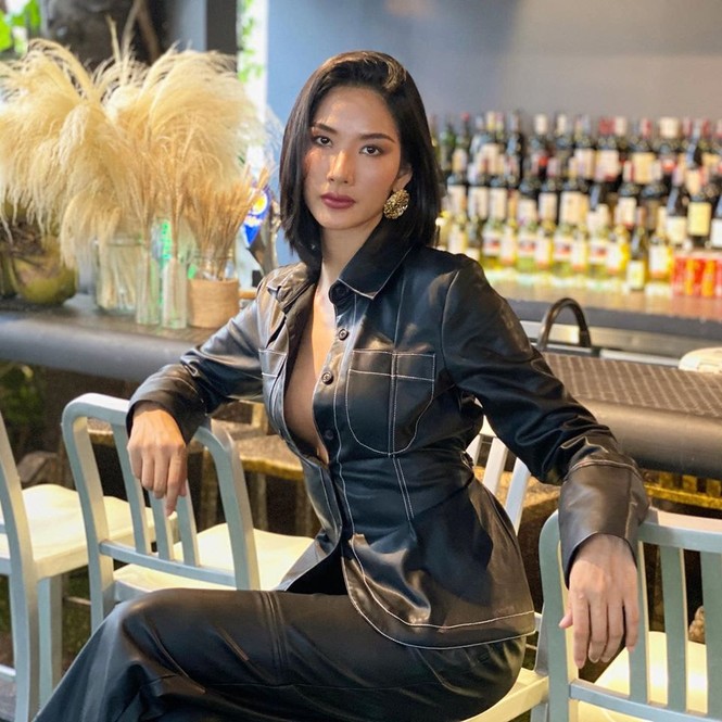 Hoàng Thuỳ, Mâu Thuỷ cùng diện mốt hững hờ cúc áo khoe vòng một nóng bỏng - ảnh 1