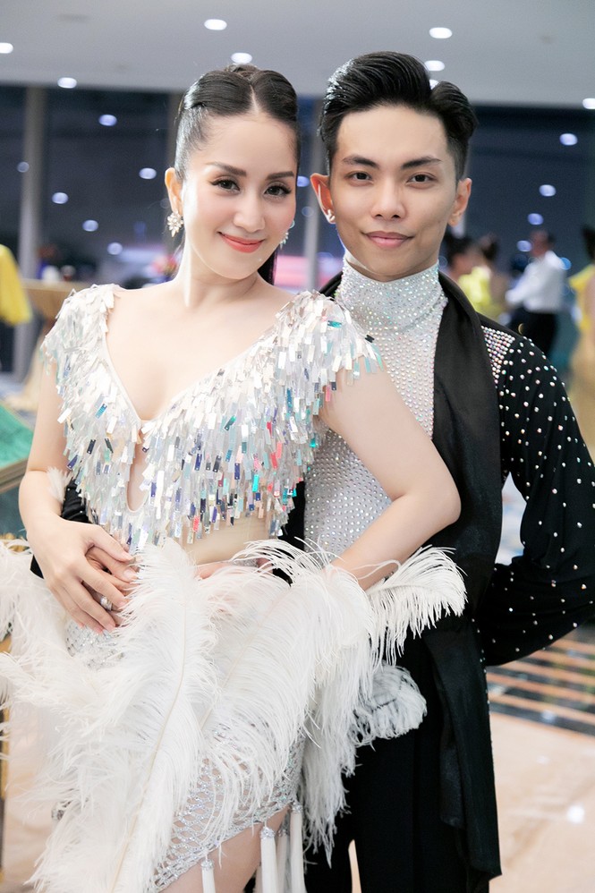 Khánh Thi khoe vòng 1 nóng bỏng, hiếm hoi khiêu vũ cùng Phan Hiển trên sân khấu - ảnh 2