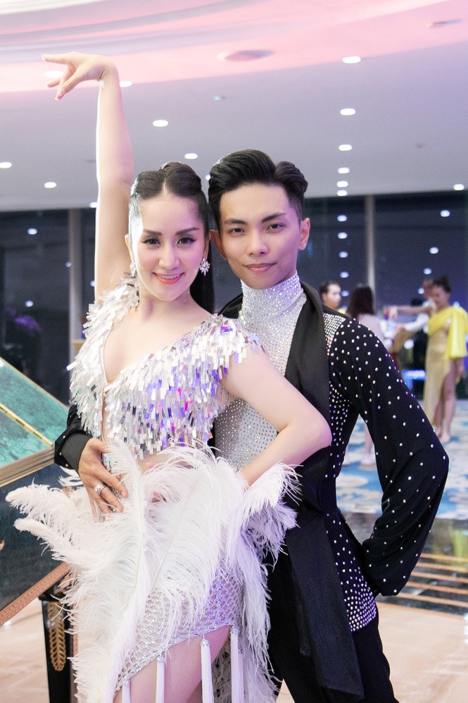 Khánh Thi khoe vòng 1 nóng bỏng, hiếm hoi khiêu vũ cùng Phan Hiển trên sân khấu - ảnh 3