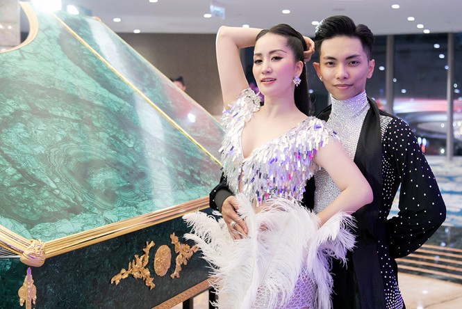 Khánh Thi khoe vòng 1 nóng bỏng, hiếm hoi khiêu vũ cùng Phan Hiển trên sân khấu - ảnh 4