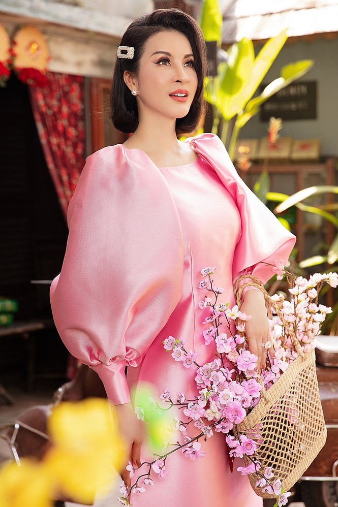 MC Thanh Mai diện áo dài Tết rực rỡ, trẻ đẹp 'không tì vết' ở tuổi 46 - ảnh 1