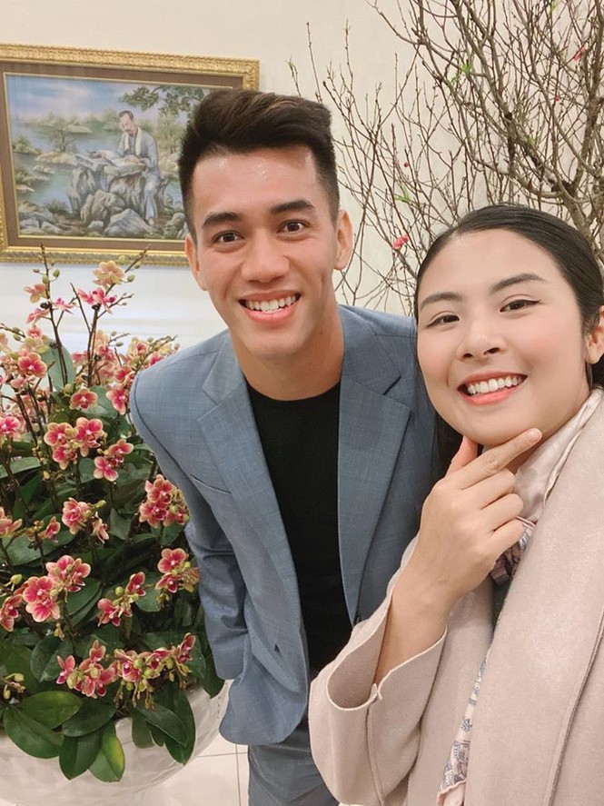 Hoa hậu Ngọc Hân khoe ảnh ăn tất niên cùng cầu thủ Tiến Linh khiến fan 'ghen tỵ' - ảnh 2