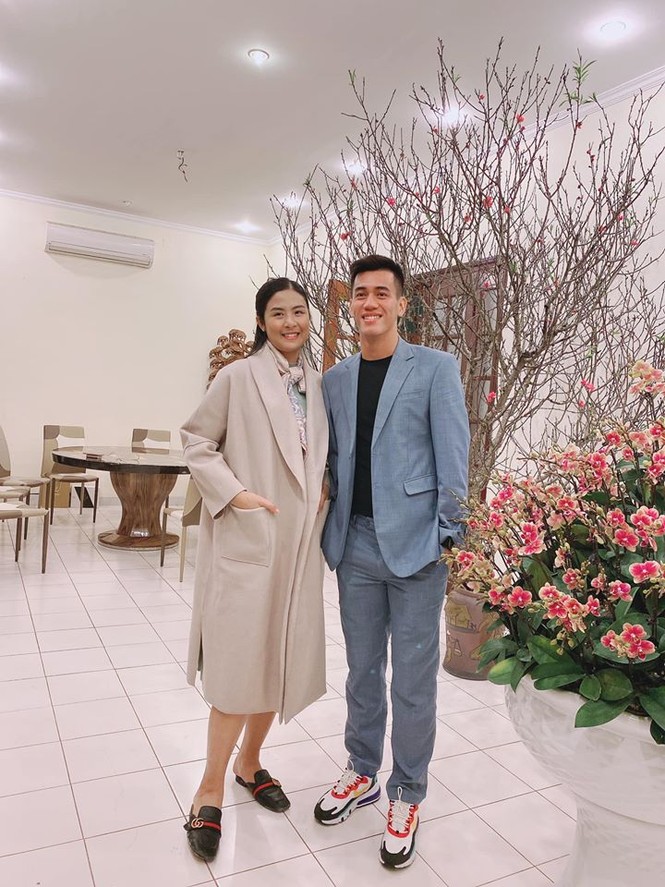 Hoa hậu Ngọc Hân khoe ảnh ăn tất niên cùng cầu thủ Tiến Linh khiến fan 'ghen tỵ' - ảnh 1
