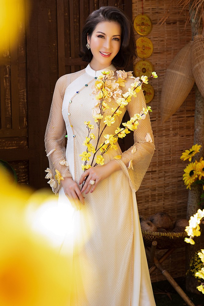 MC Thanh Mai diện áo dài Tết rực rỡ, trẻ đẹp 'không tì vết' ở tuổi 46 - ảnh 3