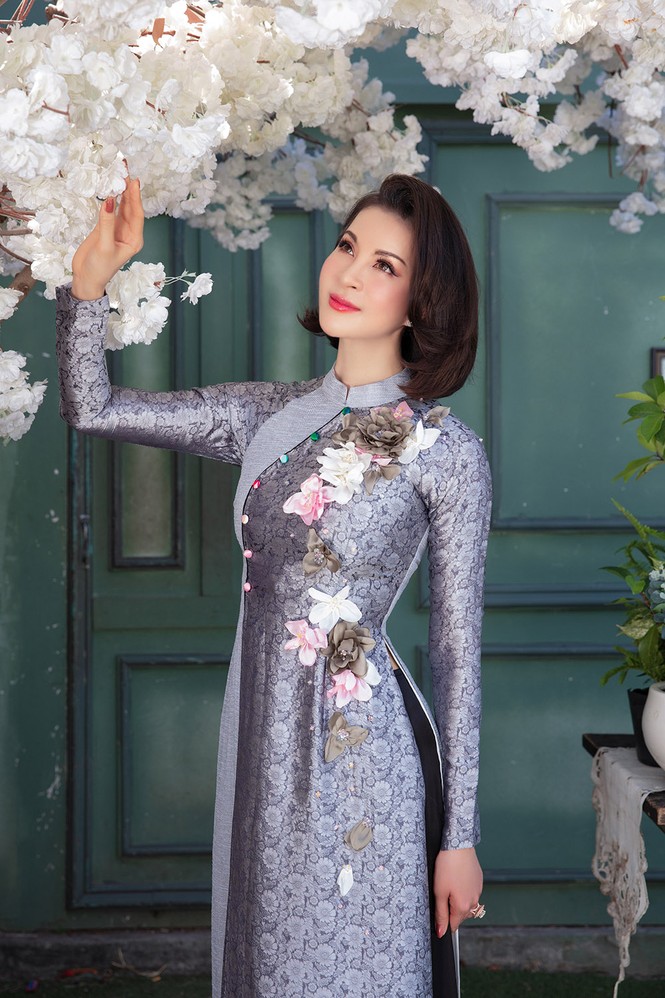 MC Thanh Mai diện áo dài Tết rực rỡ, trẻ đẹp 'không tì vết' ở tuổi 46 - ảnh 4