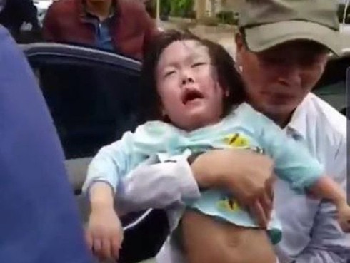 Giải cứu 2 bé gái mắc kẹt trong ô tô bị khóa cửa tự động - ảnh 2