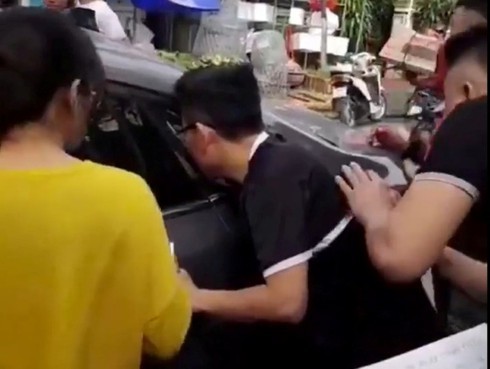 Giải cứu 2 bé gái mắc kẹt trong ô tô bị khóa cửa tự động - ảnh 1