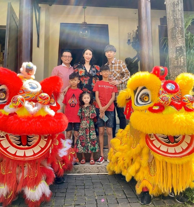 Hình ảnh Hoa hậu Khánh Vân lì xì đại gia đình khiến fans thích thú - ảnh 8