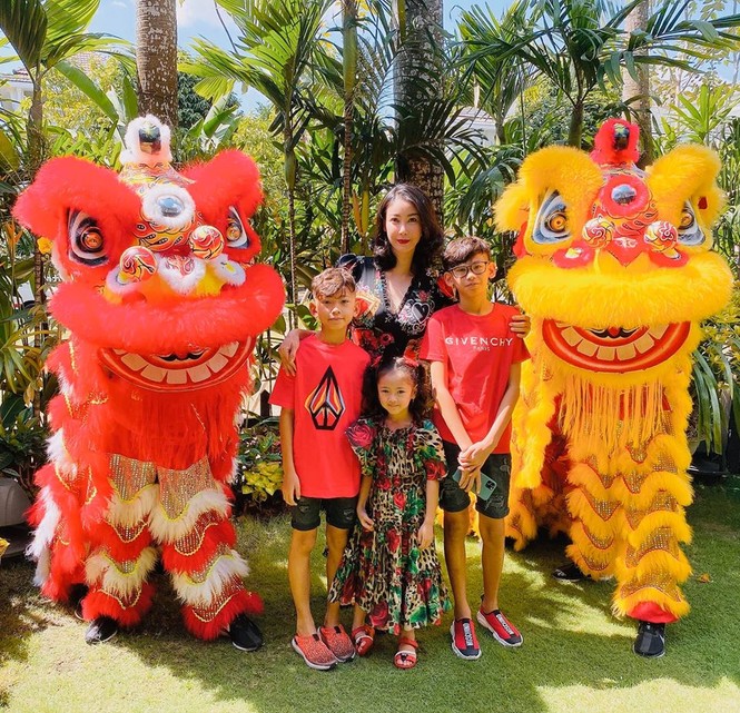 Hình ảnh Hoa hậu Khánh Vân lì xì đại gia đình khiến fans thích thú - ảnh 9