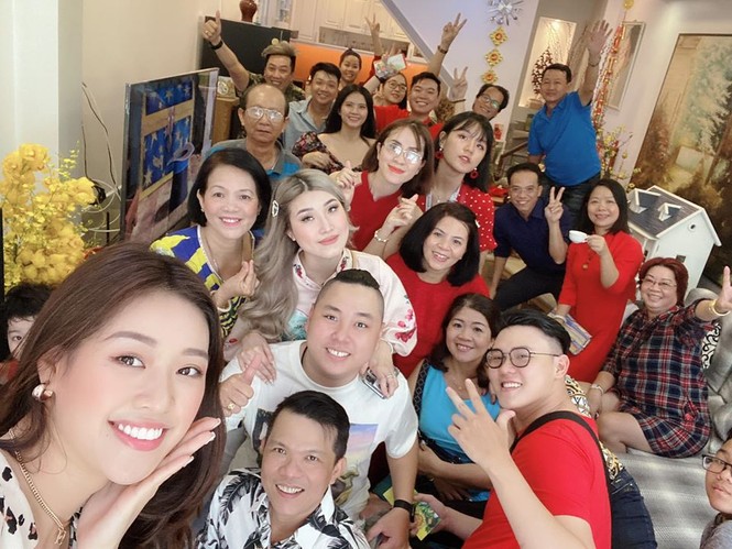 Hình ảnh Hoa hậu Khánh Vân lì xì đại gia đình khiến fans thích thú - ảnh 1