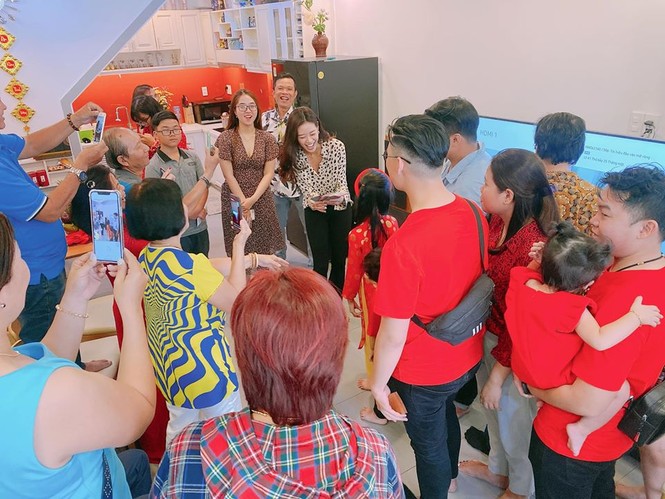 Hình ảnh Hoa hậu Khánh Vân lì xì đại gia đình khiến fans thích thú - ảnh 2