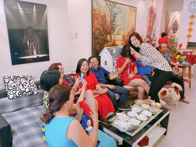 Hình ảnh Hoa hậu Khánh Vân lì xì đại gia đình khiến fans thích thú - ảnh 3