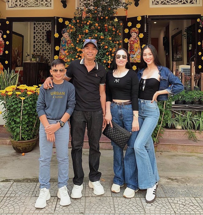 Hình ảnh Hoa hậu Khánh Vân lì xì đại gia đình khiến fans thích thú - ảnh 7