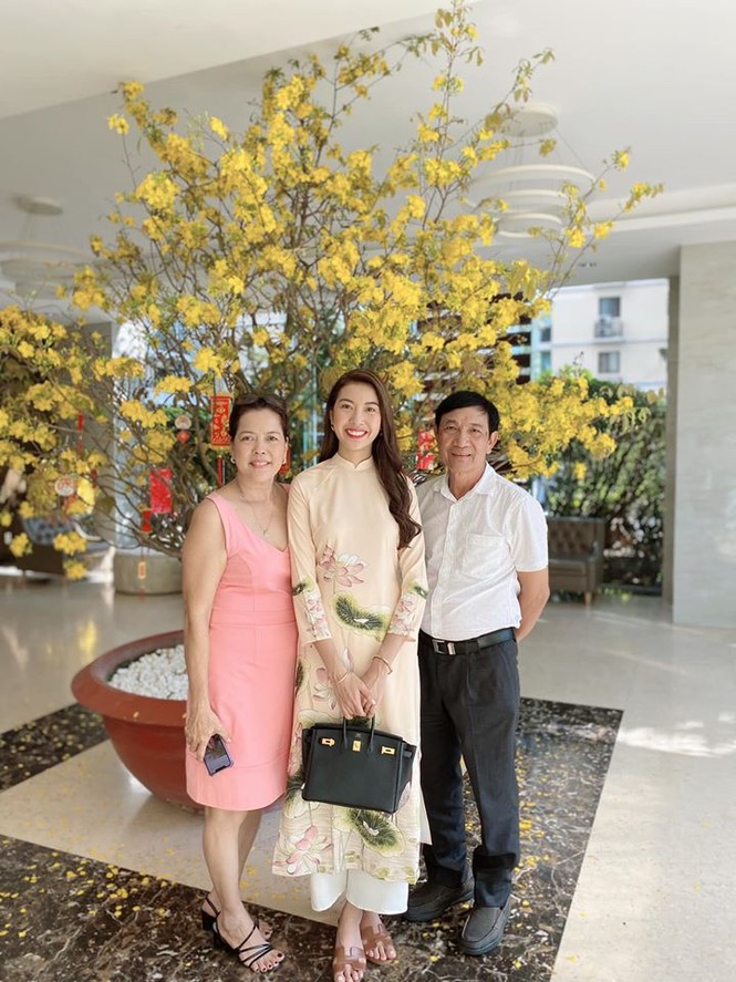 Khánh Vân hoá cô Tấm trẩy hội Xuân, Lương Thuỳ Linh đẹp giản dị ngày mùng 1 Tết - ảnh 10