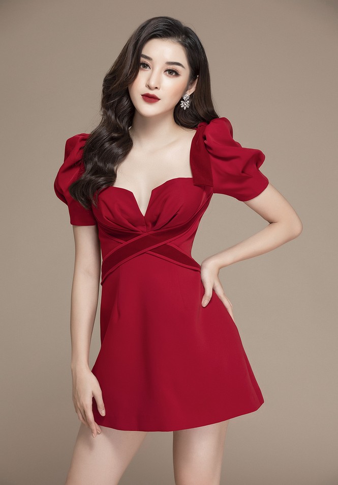 Huyền My mặc váy tôn ngực gợi cảm hết nấc ngày đầu năm - ảnh 2