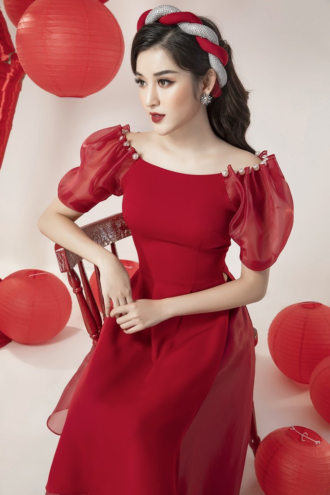 Huyền My mặc váy tôn ngực gợi cảm hết nấc ngày đầu năm - ảnh 6