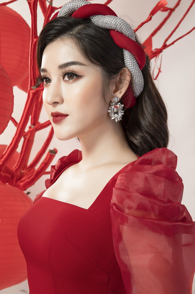 Huyền My mặc váy tôn ngực gợi cảm hết nấc ngày đầu năm - ảnh 7