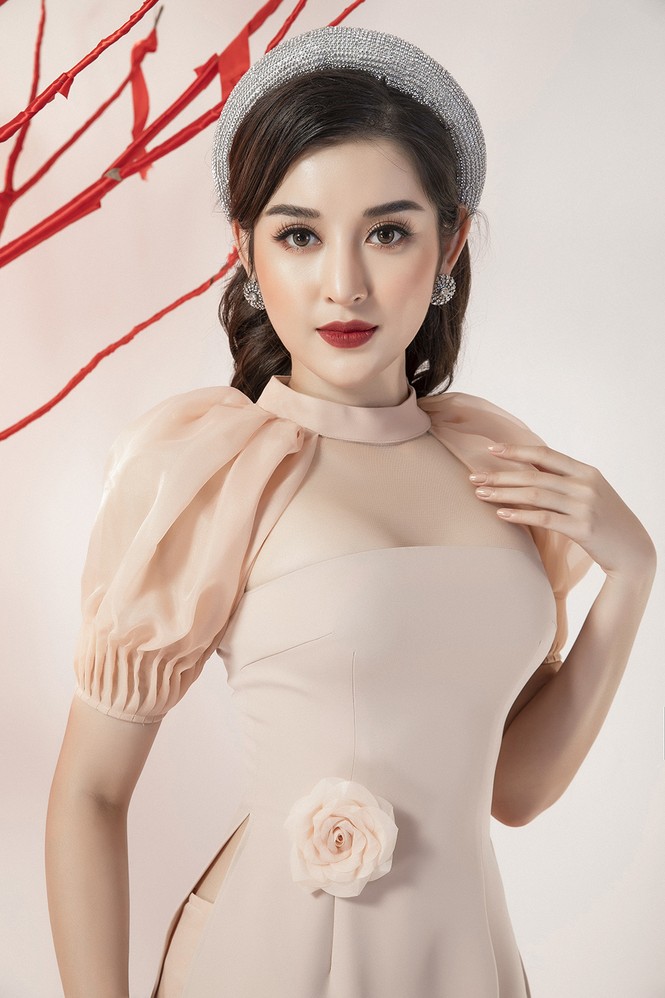 Huyền My mặc váy tôn ngực gợi cảm hết nấc ngày đầu năm - ảnh 12