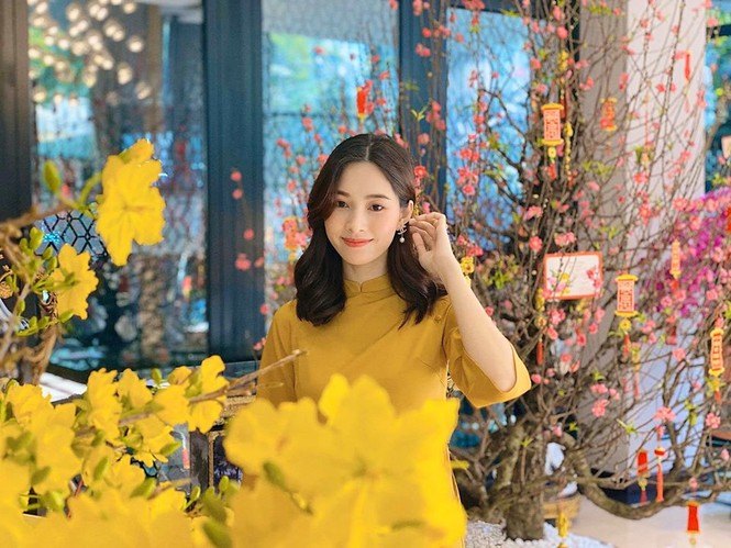 Ngồi ăn cỗ quê ngày Tết, Tiểu Vy vẫn đẹp hút hồn xứng tầm mỹ nhân - ảnh 7