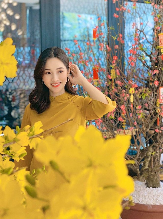 Ngồi ăn cỗ quê ngày Tết, Tiểu Vy vẫn đẹp hút hồn xứng tầm mỹ nhân - ảnh 8