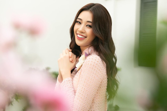 Ngồi ăn cỗ quê ngày Tết, Tiểu Vy vẫn đẹp hút hồn xứng tầm mỹ nhân - ảnh 5