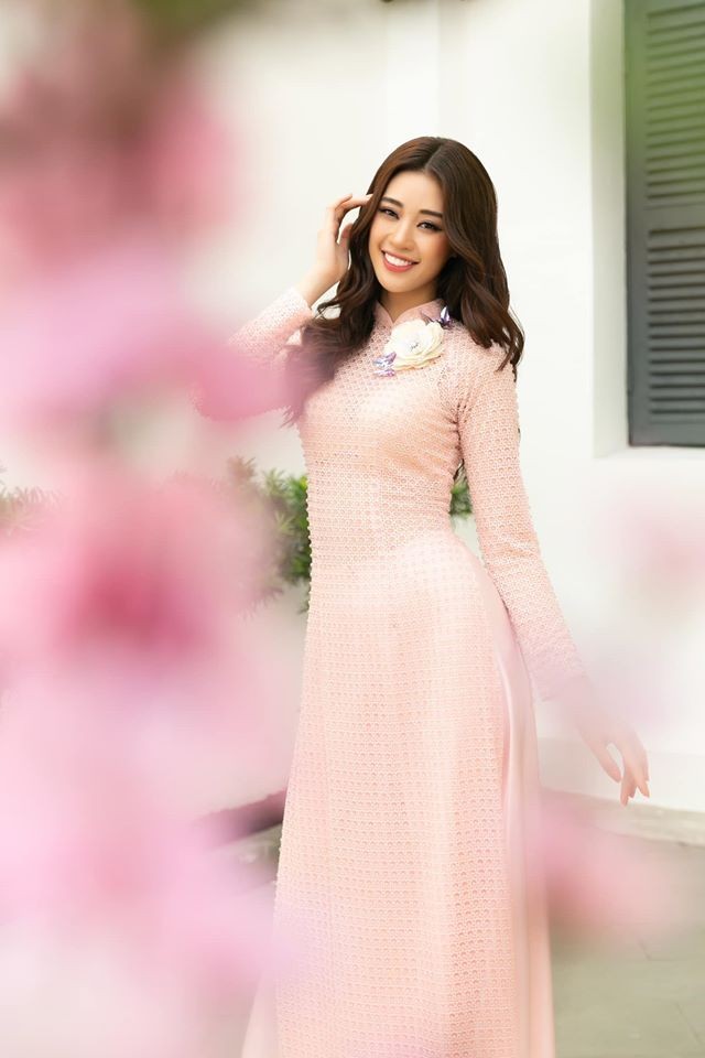 Ngồi ăn cỗ quê ngày Tết, Tiểu Vy vẫn đẹp hút hồn xứng tầm mỹ nhân - ảnh 4