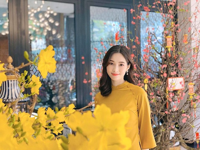 Ngồi ăn cỗ quê ngày Tết, Tiểu Vy vẫn đẹp hút hồn xứng tầm mỹ nhân - ảnh 6