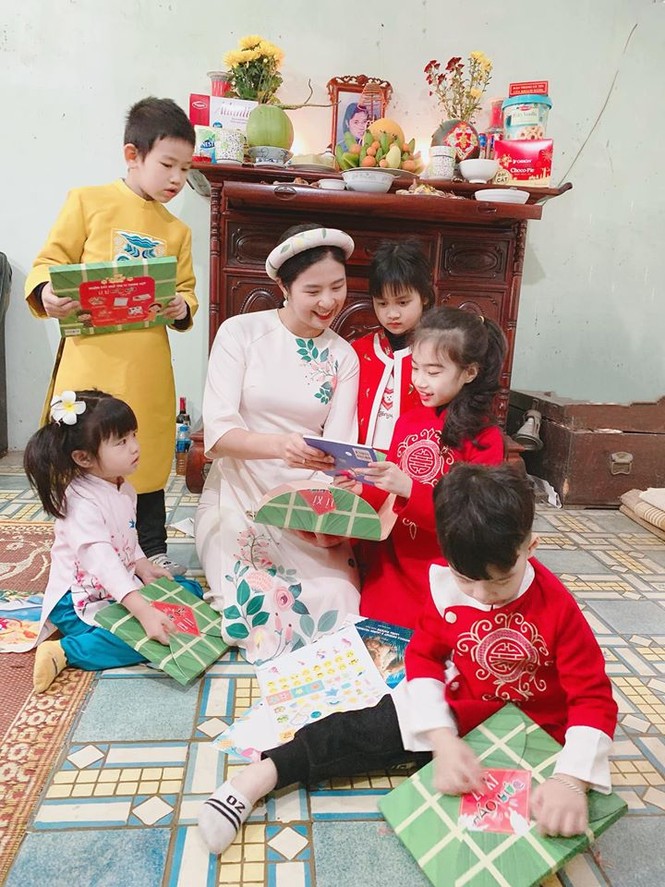 Ngồi ăn cỗ quê ngày Tết, Tiểu Vy vẫn đẹp hút hồn xứng tầm mỹ nhân - ảnh 12