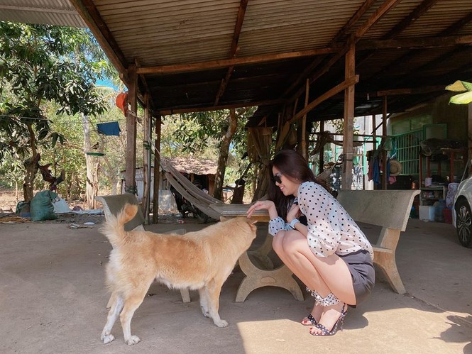 Khánh Vân khoe chân dài cực phẩm, Huyền My khẩu trang kín mít ngày mùng 3 Tết - ảnh 2