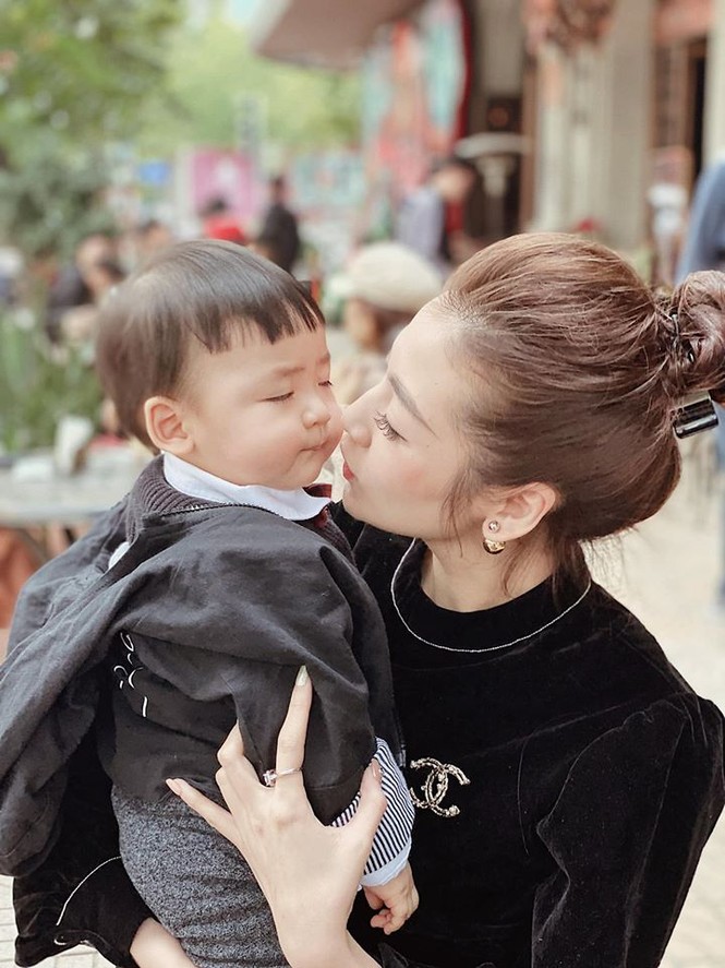 Khánh Vân khoe chân dài cực phẩm, Huyền My khẩu trang kín mít ngày mùng 3 Tết - ảnh 8