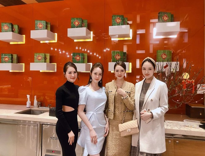 Khánh Vân khoe chân dài cực phẩm, Huyền My khẩu trang kín mít ngày mùng 3 Tết - ảnh 12