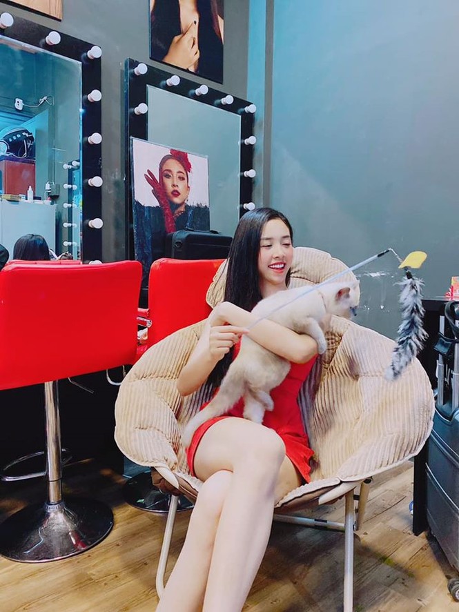 Á hậu Kiều Loan hoá nàng Xuân nóng bỏng với bikini hoạ tiết hoa cỏ - ảnh 12