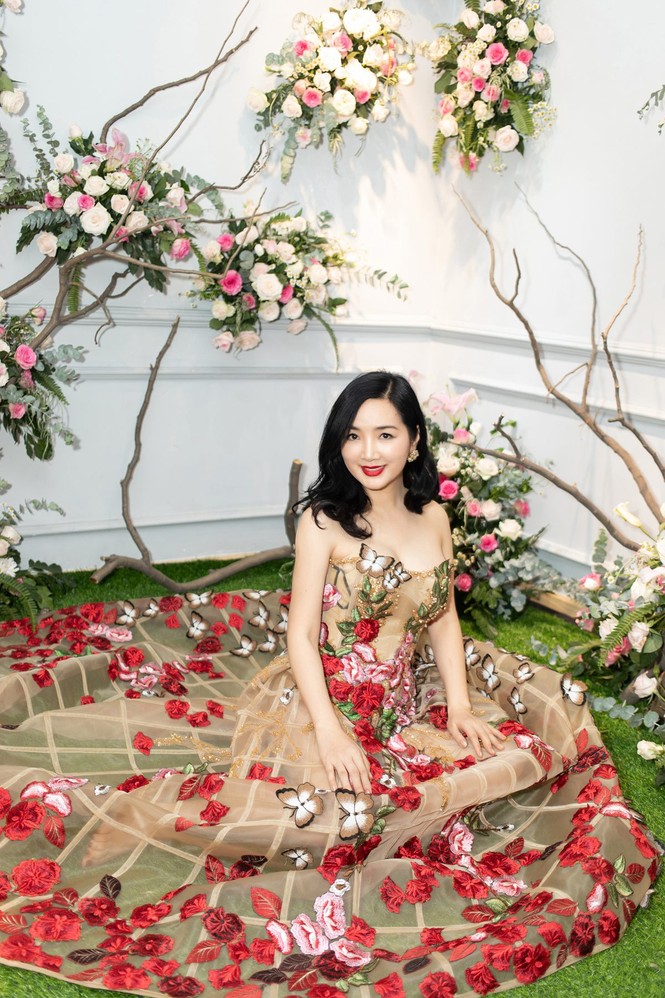 Hoa hậu Giáng My, em gái Lý Hùng đọ dáng gợi cảm với váy xuyên thấu - ảnh 2