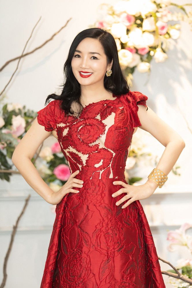 Hoa hậu Giáng My, em gái Lý Hùng đọ dáng gợi cảm với váy xuyên thấu - ảnh 3
