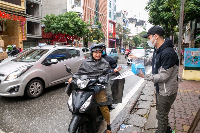 Khắc Việt mua 30.000 khẩu trang, đội mưa đứng phát cho người dân đi đường - ảnh 5