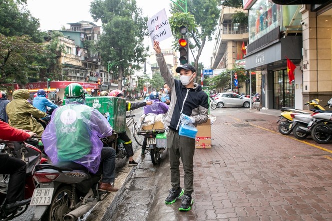 Khắc Việt mua 30.000 khẩu trang, đội mưa đứng phát cho người dân đi đường - ảnh 1