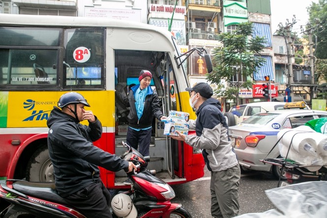 Khắc Việt mua 30.000 khẩu trang, đội mưa đứng phát cho người dân đi đường - ảnh 4