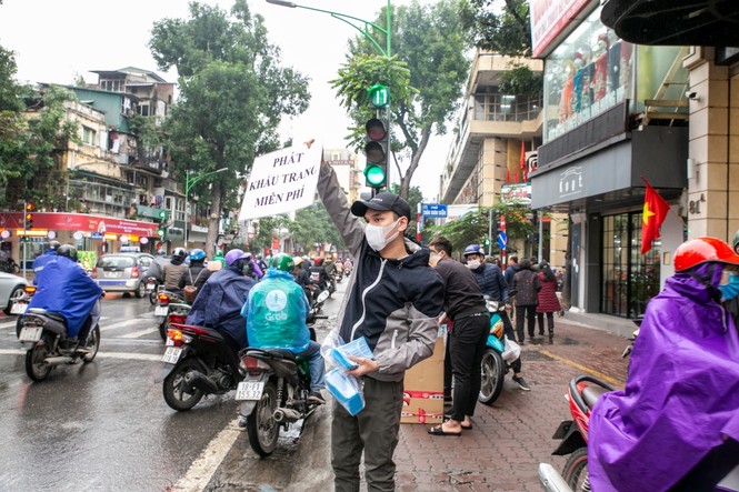 Khắc Việt mua 30.000 khẩu trang, đội mưa đứng phát cho người dân đi đường - ảnh 2
