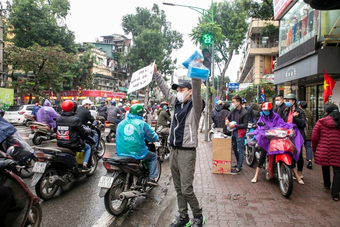Khắc Việt mua 30.000 khẩu trang, đội mưa đứng phát cho người dân đi đường - ảnh 3